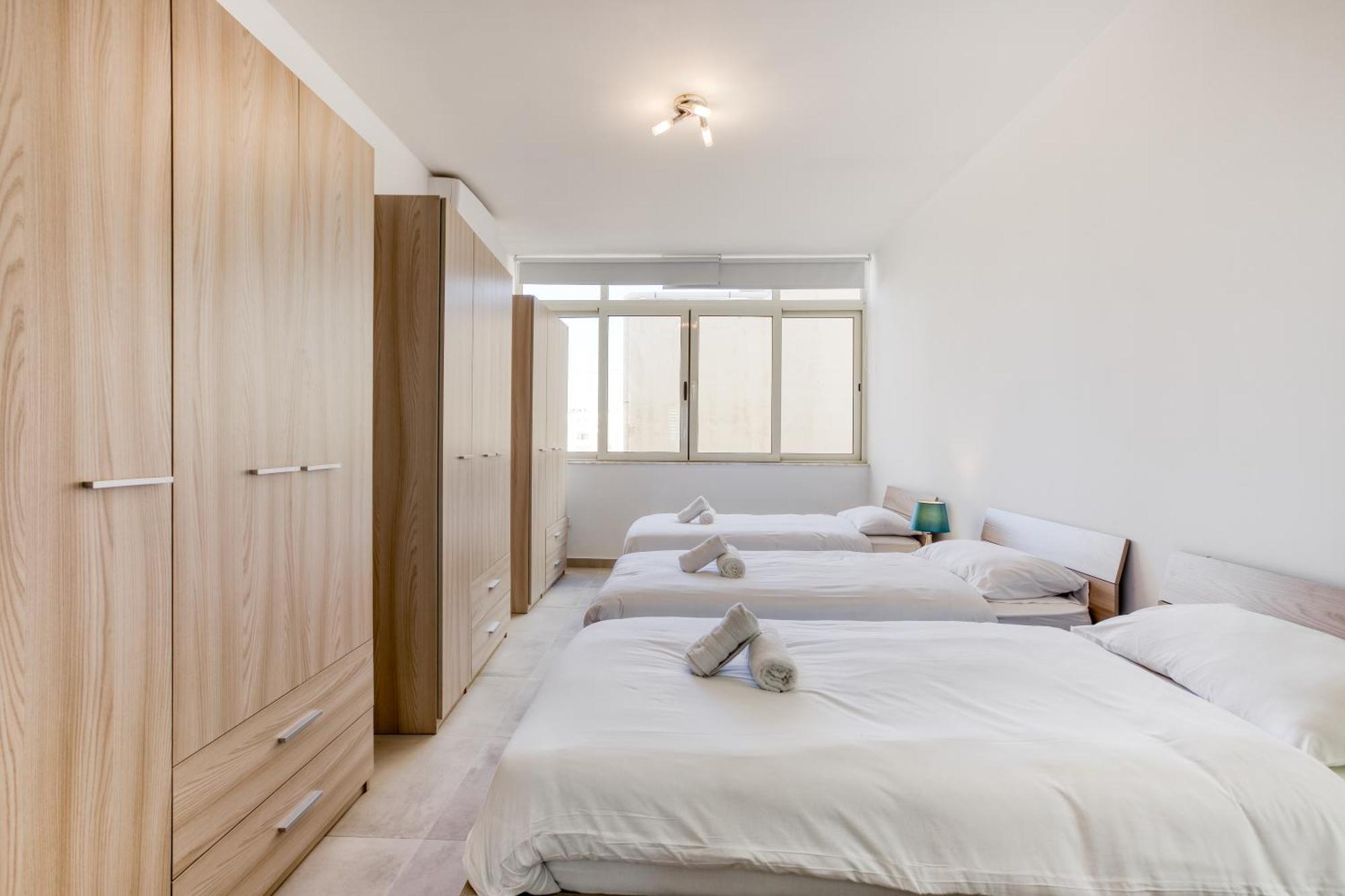Seafront With Balcony & Sea Views By Jl * Sliema