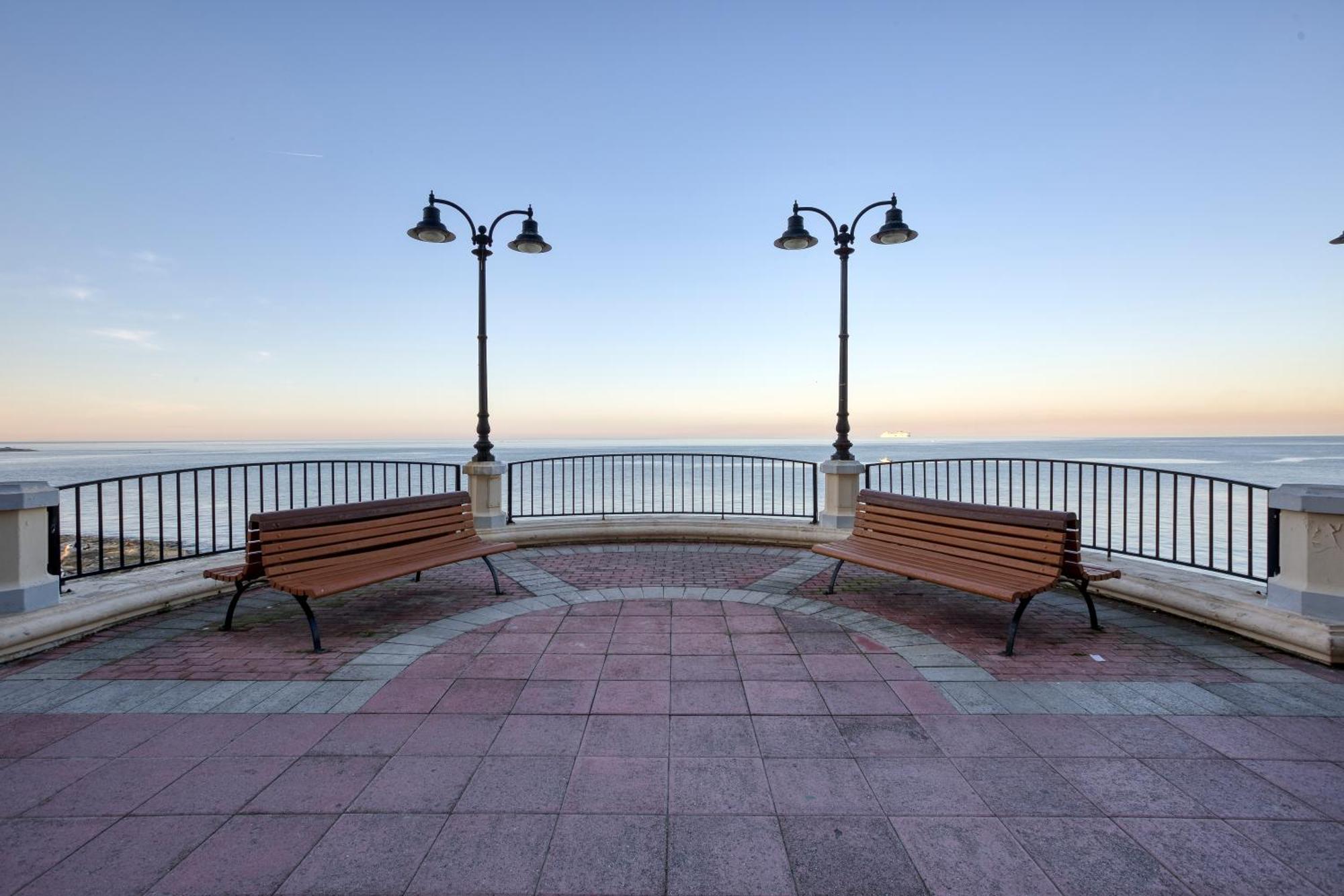 Seafront With Balcony & Sea Views By Jl *