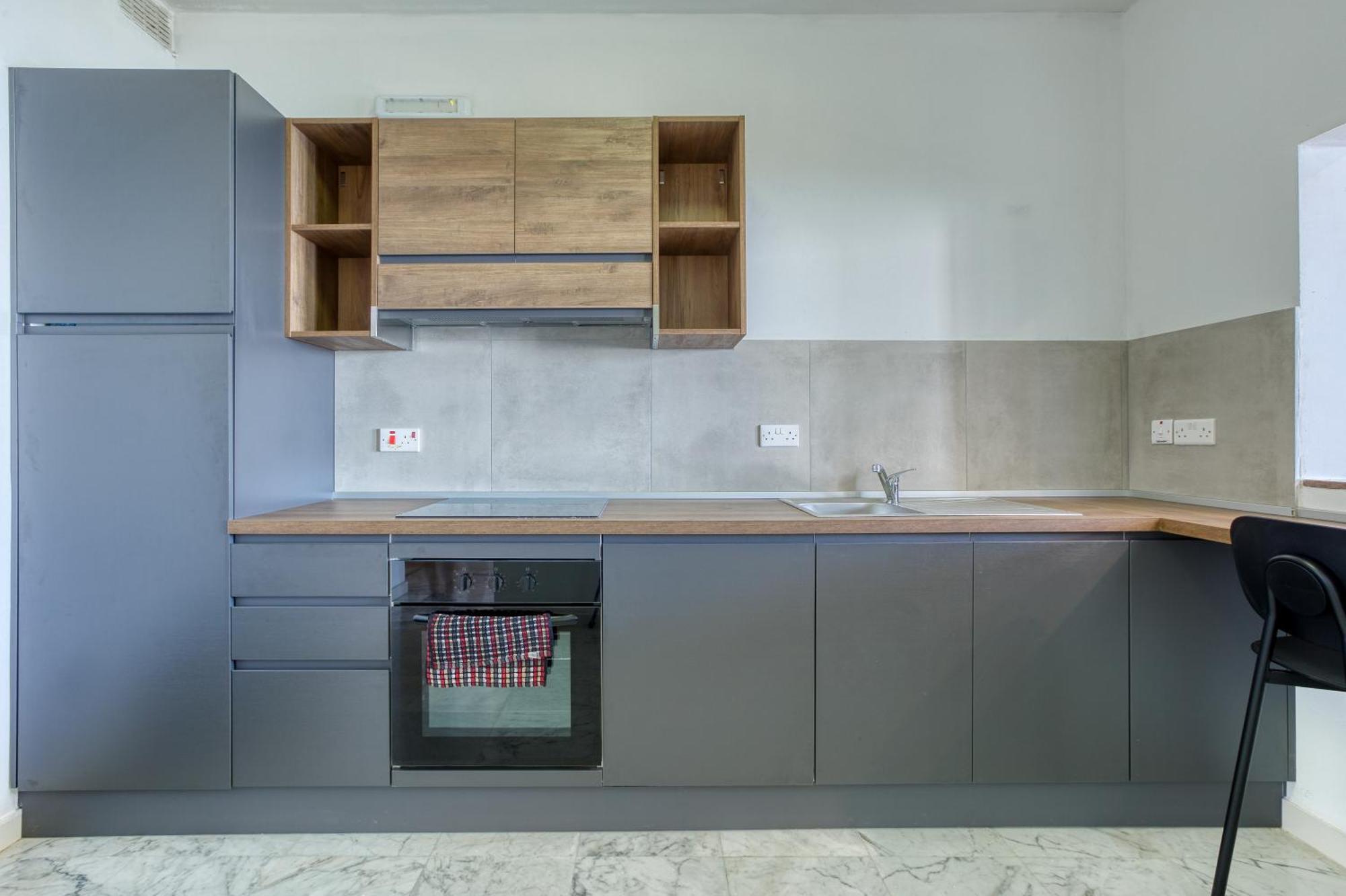 Seafront With Balcony & Sea Views By Jl *