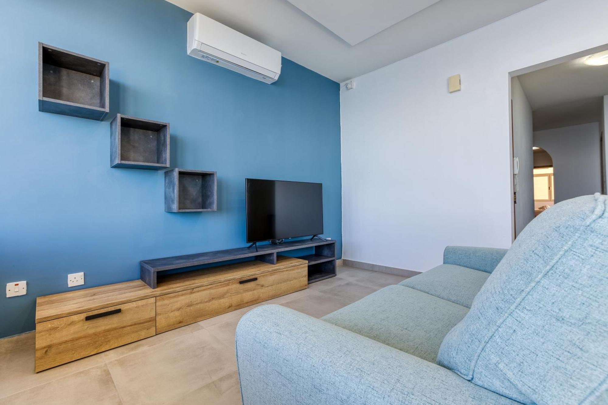 Seafront With Balcony & Sea Views By Jl *