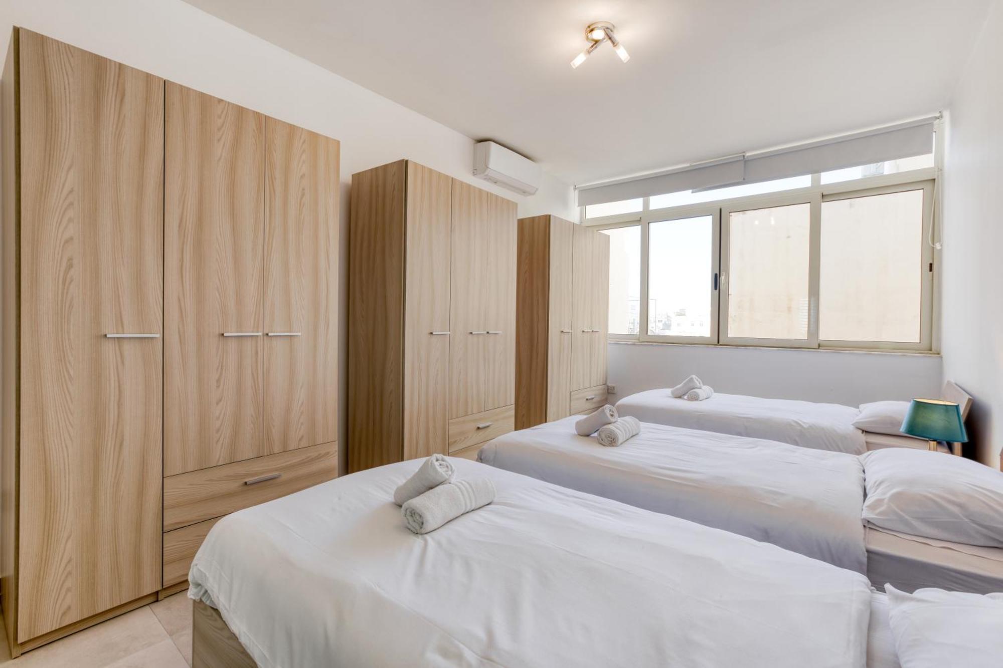 Seafront With Balcony & Sea Views By Jl * سليمة