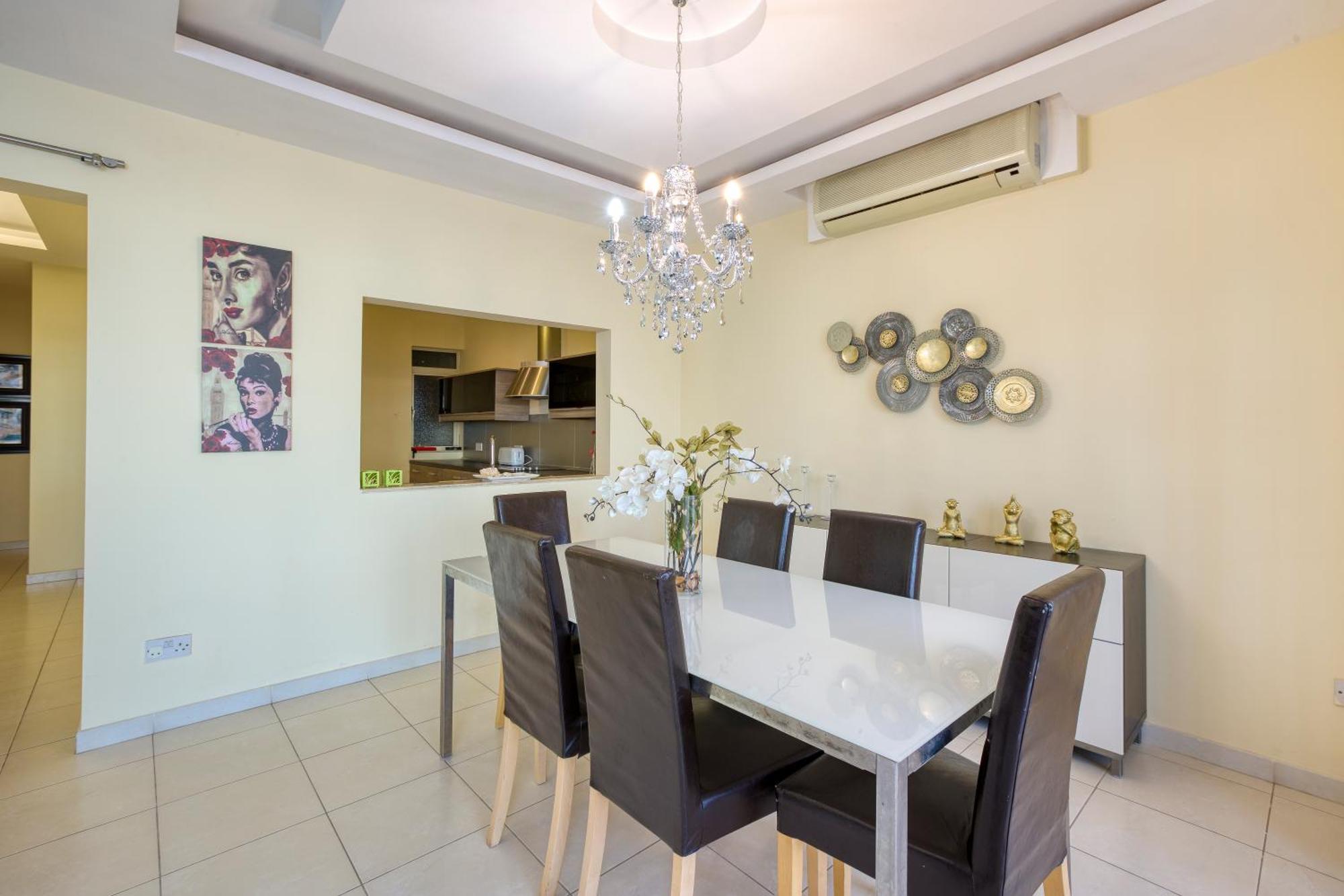 Seafront With Balcony & Sea Views By Jl