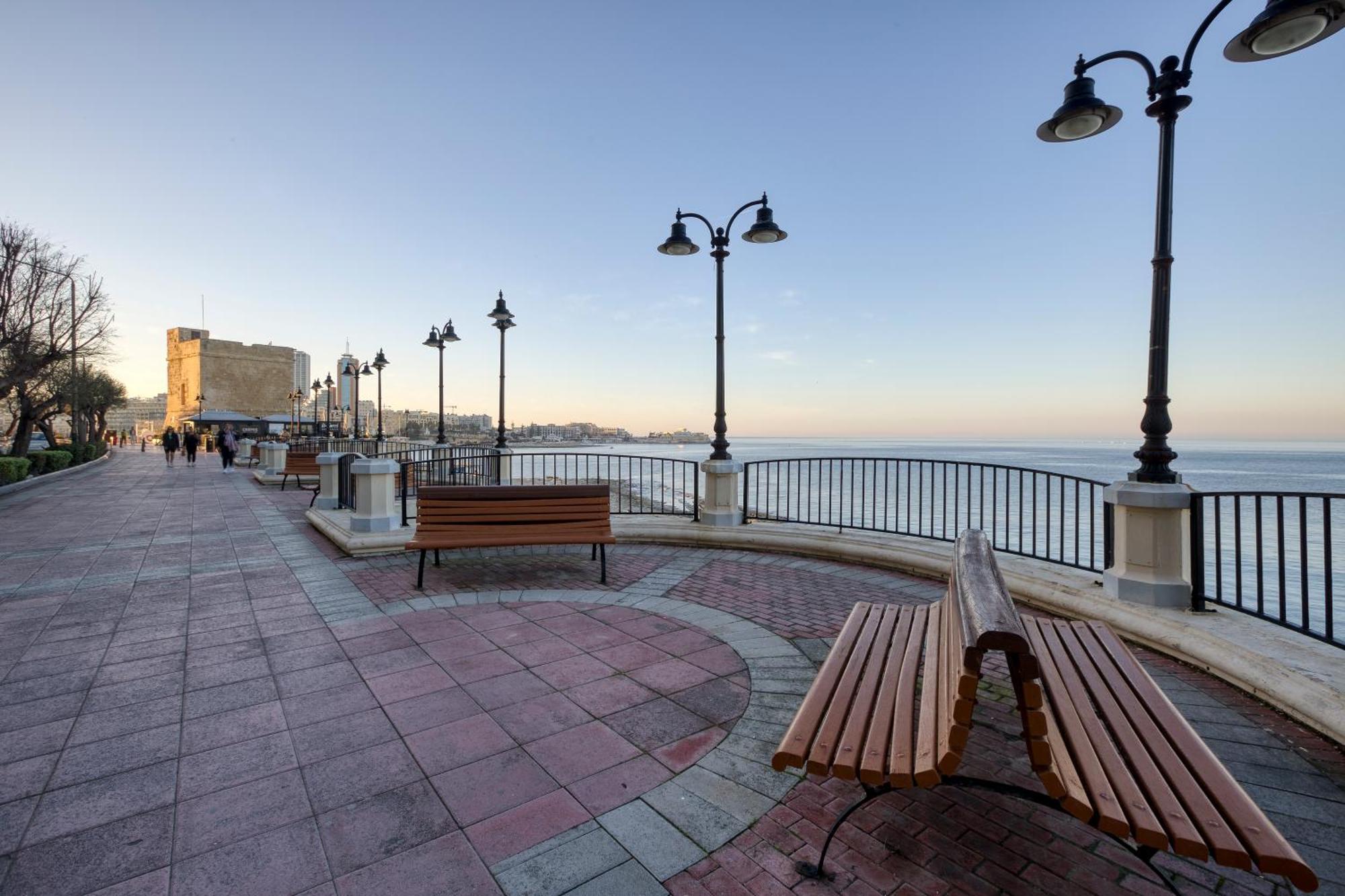 Seafront With Balcony & Sea Views By Jl سليمة