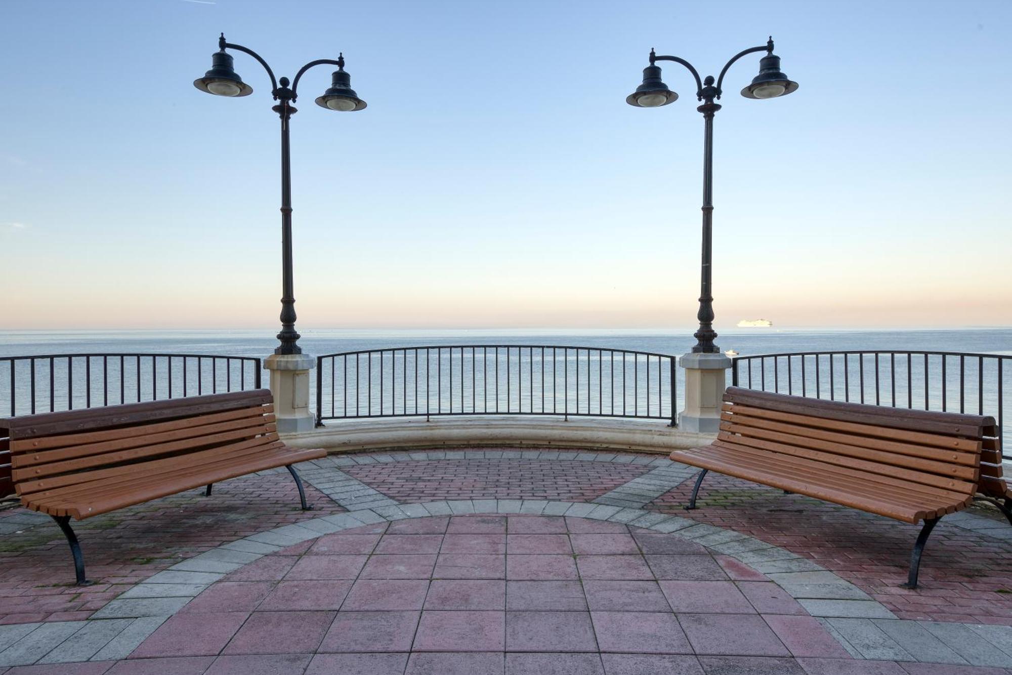 Seafront With Balcony & Sea Views By Jl