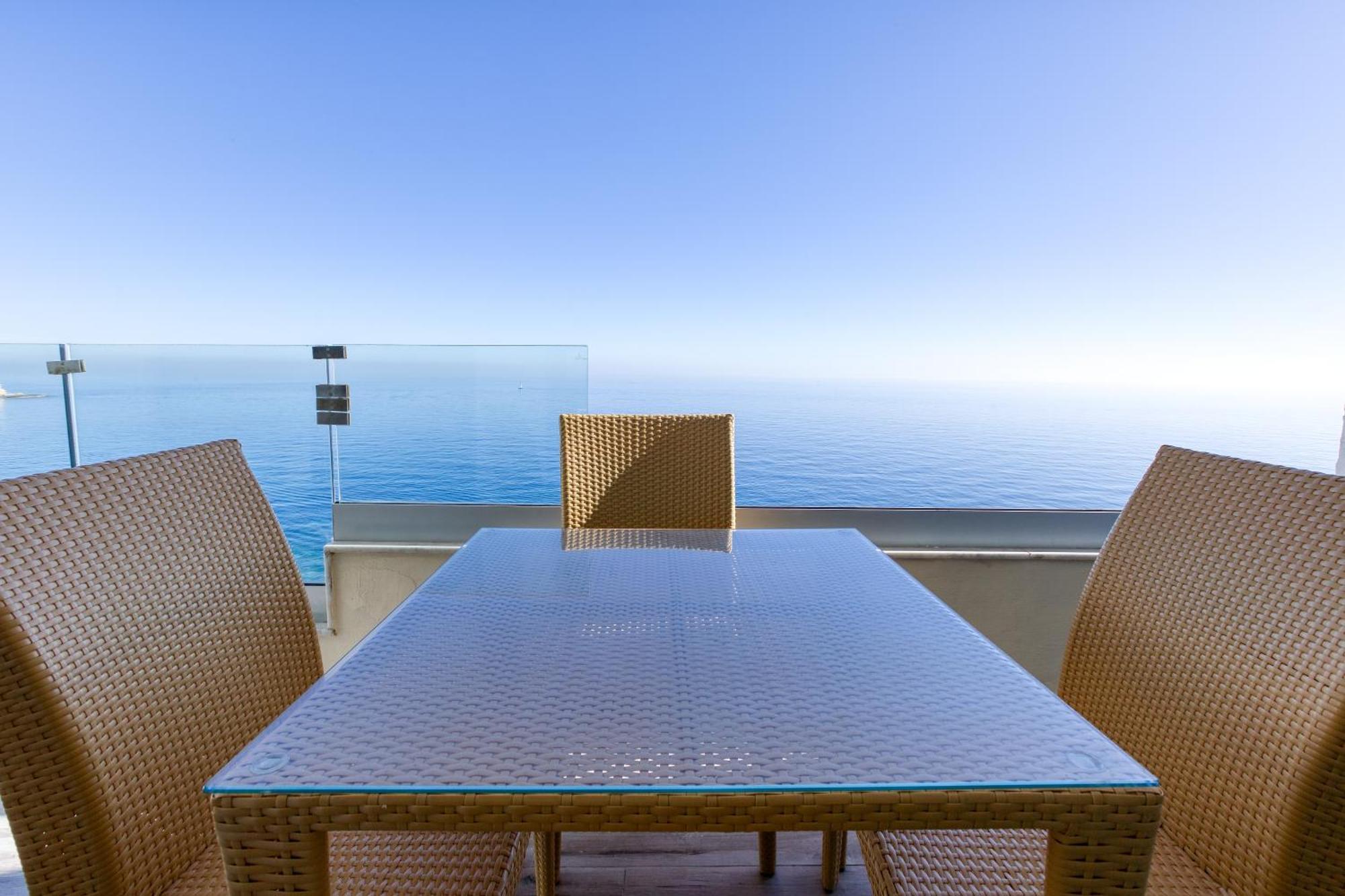 Seafront With Balcony & Sea Views By Jl شقة