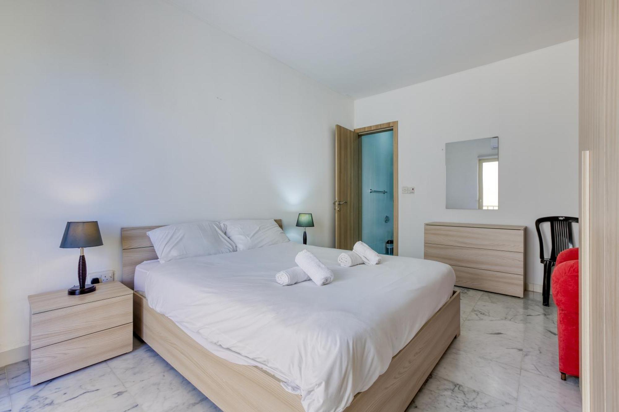 Seafront With Balcony & Sea Views By Jl سليمة