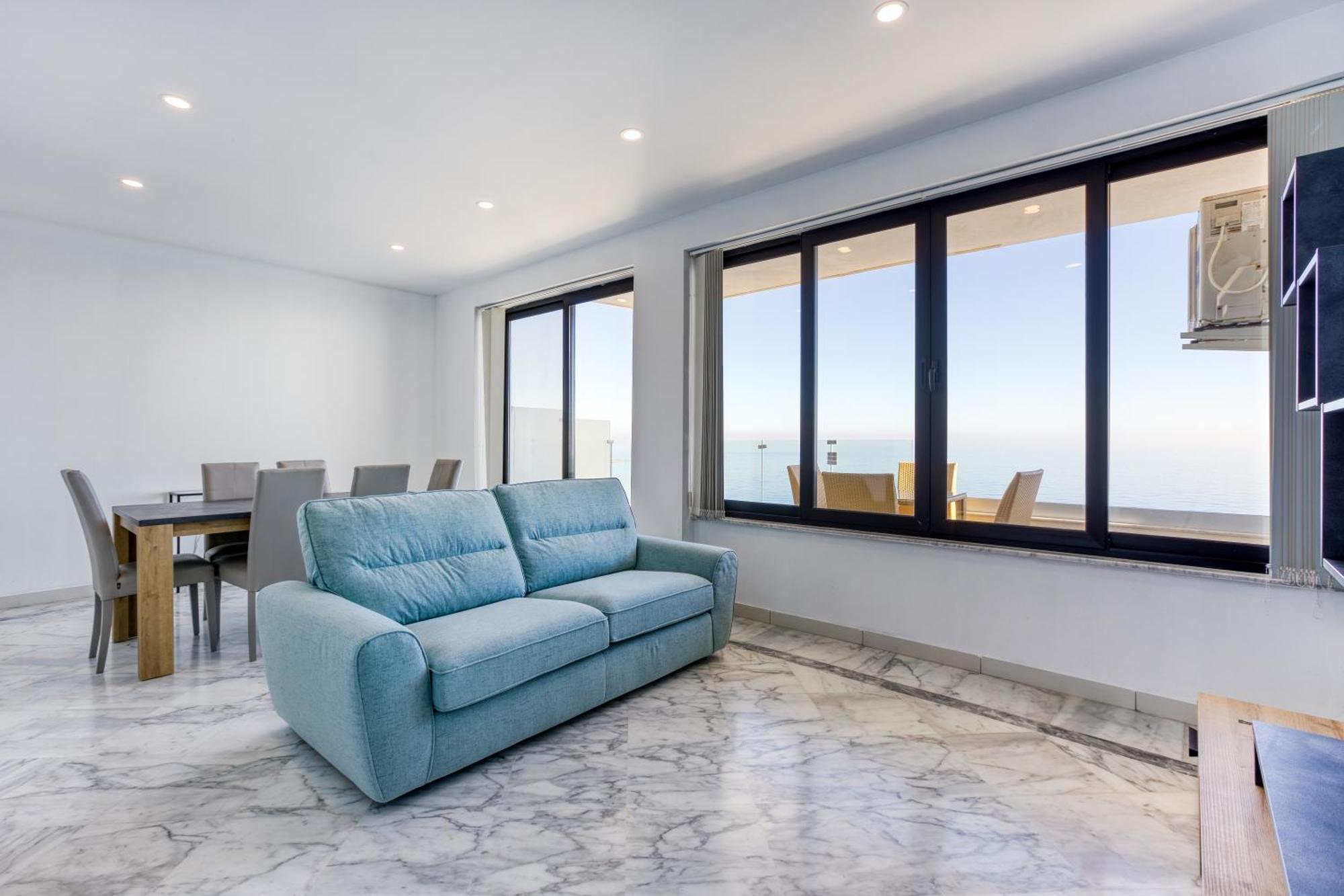 Seafront With Balcony & Sea Views By Jl * سليمة
