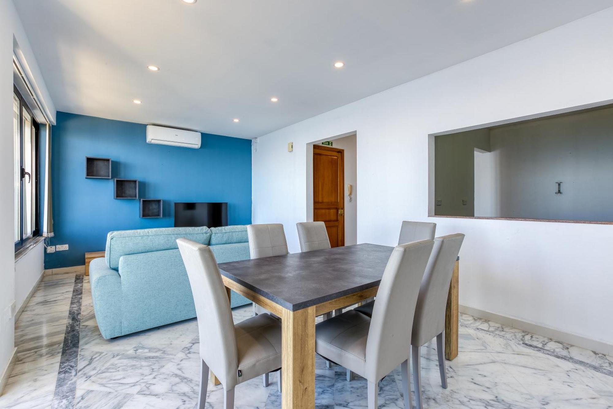 Seafront With Balcony & Sea Views By Jl * سليمة