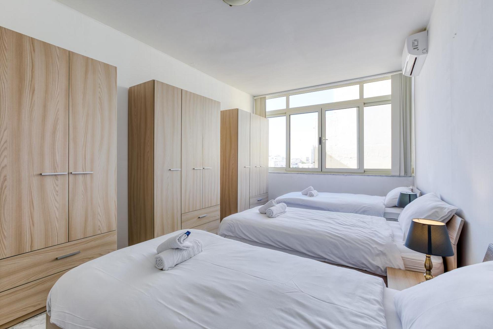 Seafront With Balcony & Sea Views By Jl شقة