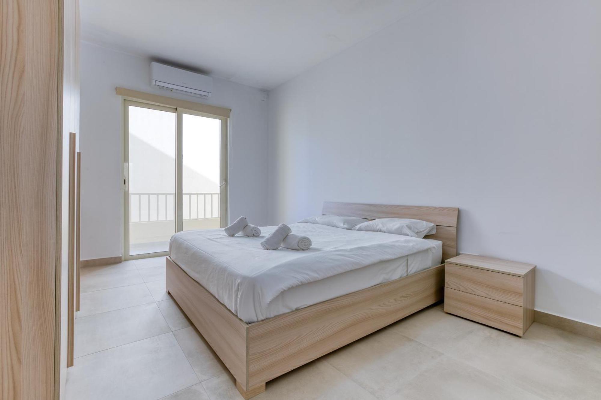 Seafront With Balcony & Sea Views By Jl سليمة