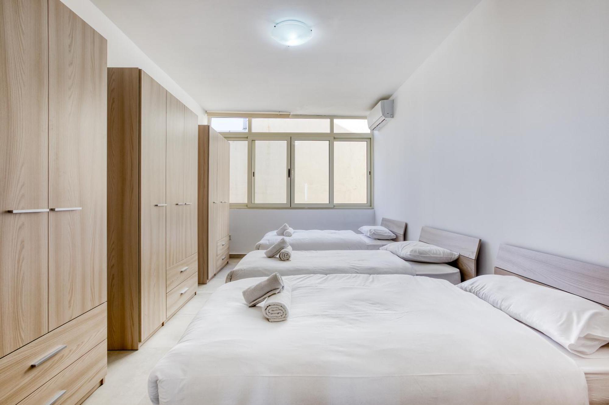 Seafront With Balcony & Sea Views By Jl شقة *