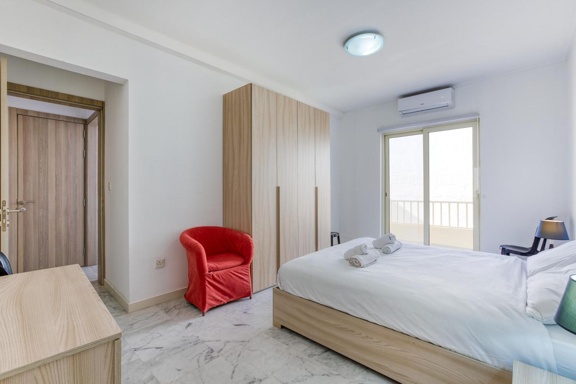 Seafront With Balcony & Sea Views By Jl سليمة