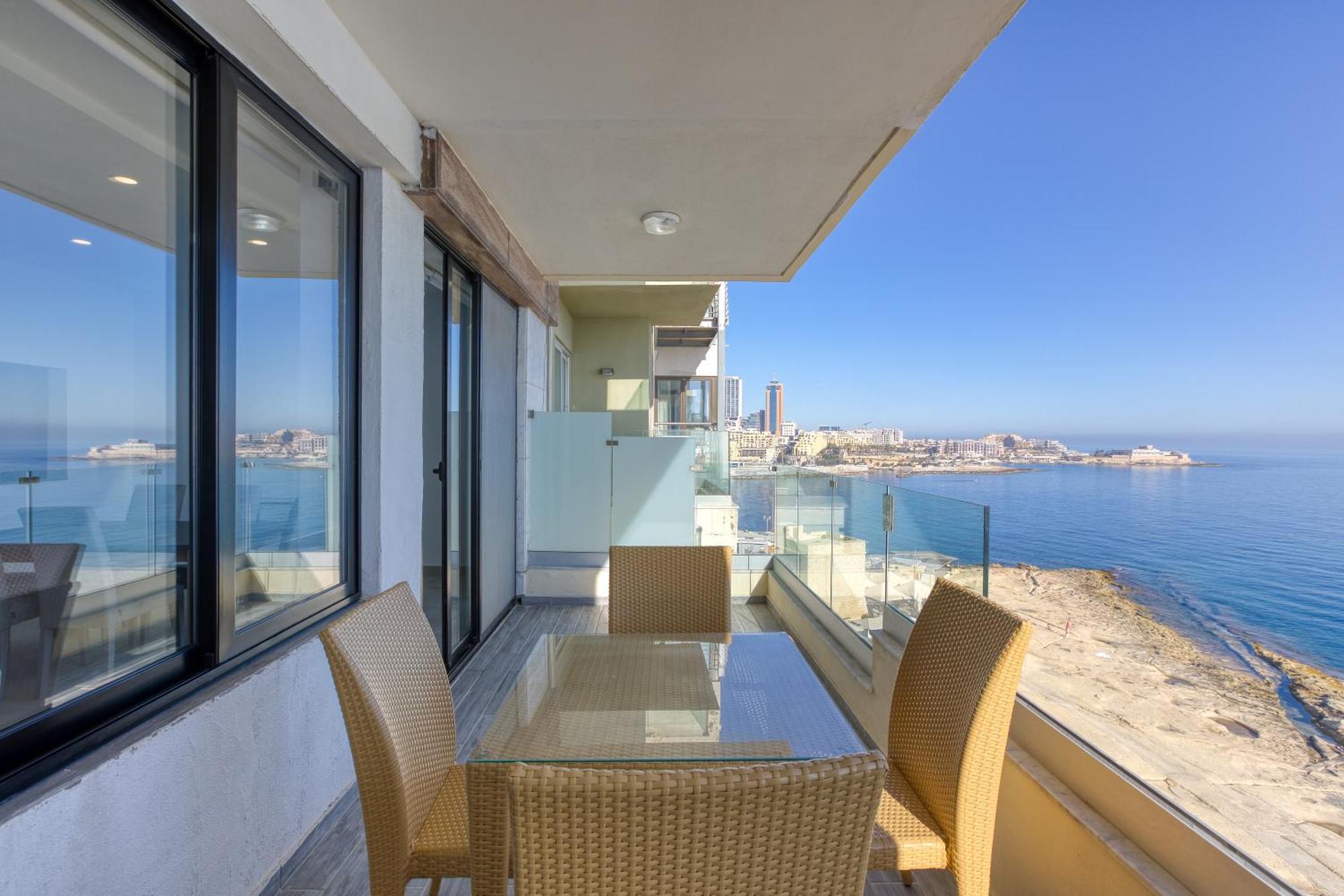 Seafront With Balcony & Sea Views By Jl * سليمة